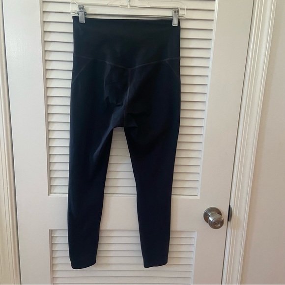 Girlfriend Collective High-Rise Compressive 7/8 Leggings in Black - Picture 4 of 9